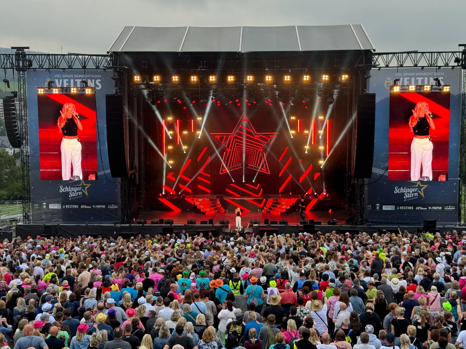 Große Open-Air-Bühne mit Lichttechnik, LED-Wänden und Publikum